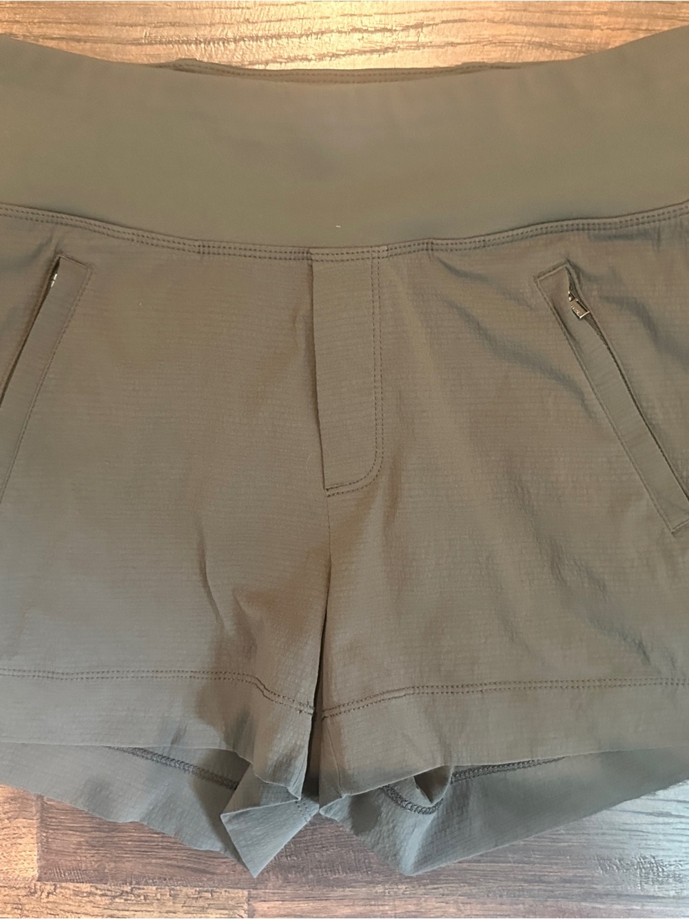 Athleta Trekkie North Shorts Womens Size 4 Olive Green Hiking Travel Zip Pocket
